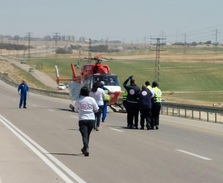 اصابات بينها خطيرة في حادث طرق بالنقب